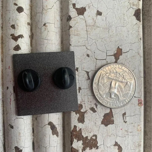 Brand new Minecraft inspired green creeper enamel pin - Picture 3 of 3